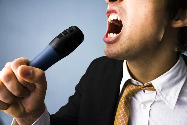 Uomo d'affari che canta karaoke — Foto Stock