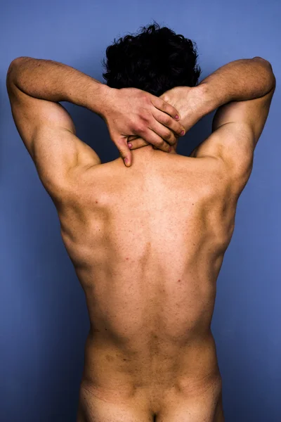 Mladý nahý muž, který držel bolest v krku — Stock fotografie