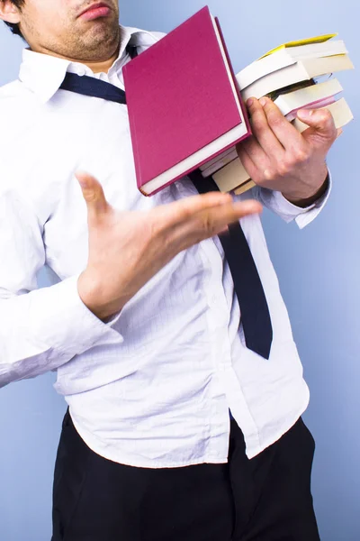 Уставший студент-бизнесмен роняет книги — стоковое фото