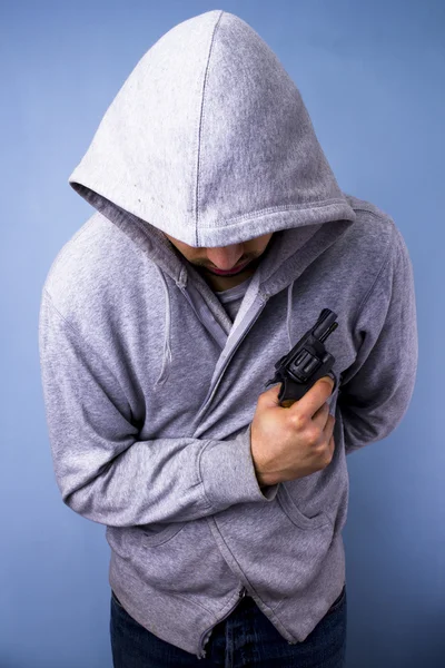 З капюшоном бандит з пістолетом — стокове фото