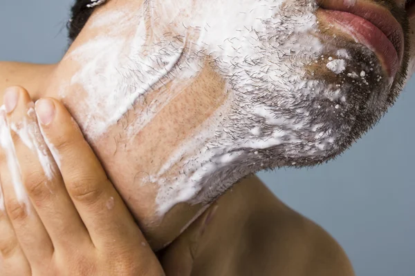 Junger Mann rasiert sich — Stockfoto