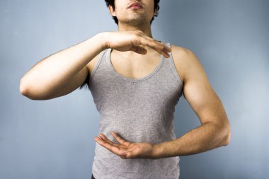 Tai chi yapan genç karışık ırk erkek