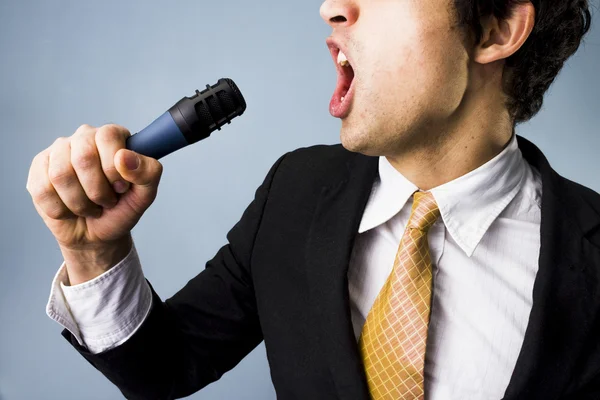 Biznesmen śpiewanie karaoke — Zdjęcie stockowe