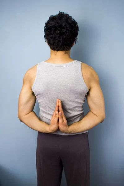 Jonge gemengd ras man in yoga pose — Stockfoto