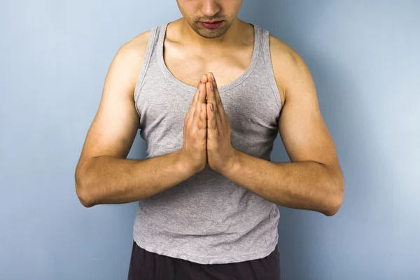 Giovane uomo razza mista nella preghiera posa yoga — Foto Stock