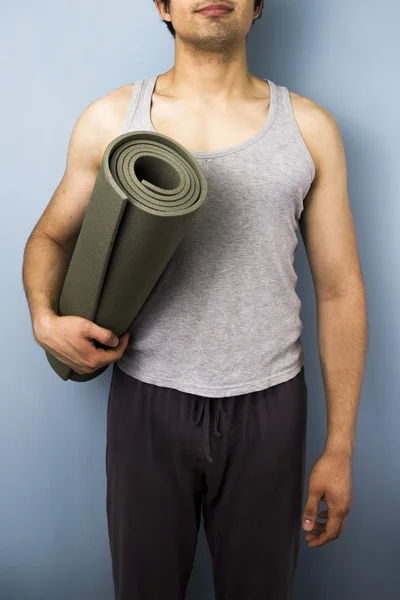 Jovem misto homem de raça carregando tapete de ioga — Fotografia de Stock