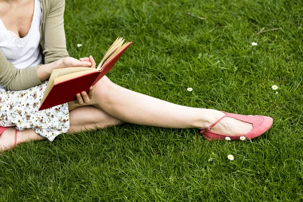 Jonge vrouw lezen in park — Stockfoto