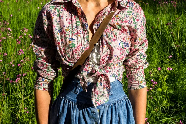 Jonge vrouw met een retro kleding reputatie in veld — Stockfoto