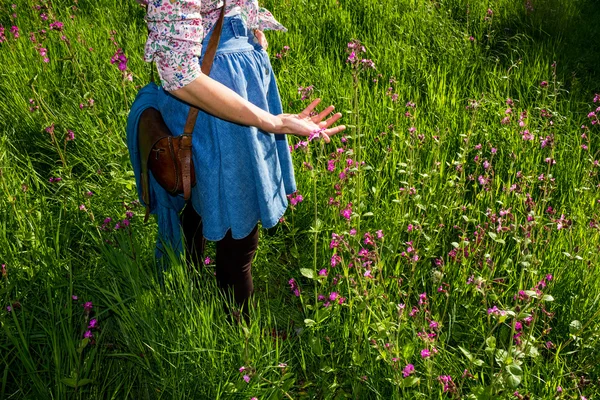 Mladá žena si slunečný den v poli — Stock fotografie