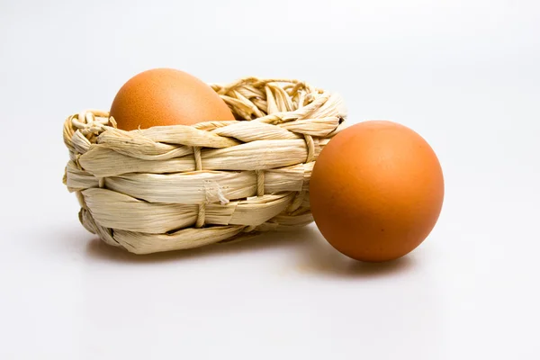 鸡蛋和篮子 — 图库照片