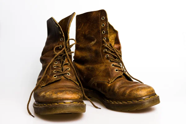 Kirli eski kahverengi botları — Stok fotoğraf