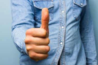 başparmak veren işçi