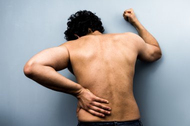siyatik dan ağır backpain olan genç adam