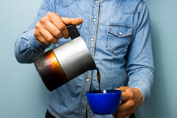 Werknemer gieten koffie uit moka pot — Stockfoto