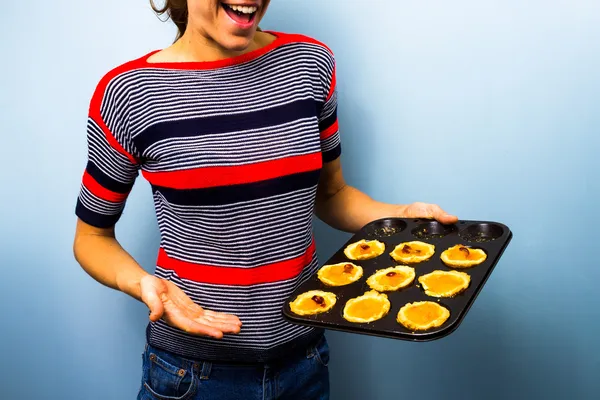 Frau in rot, weiß und blau zeigt ihren selbstgebackenen Apfelkuchen — Stockfoto