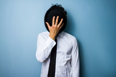 işadamı melon şapka arkasındaki yüzünü gizleme
