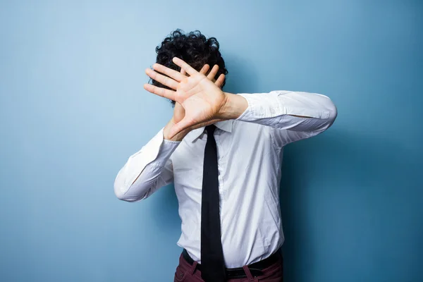 El hombre no quiere que le tomen una foto. — Foto de Stock