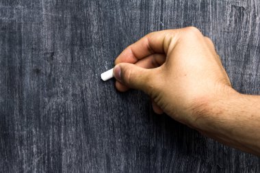 el yazısı ile tebeşir yazı tahtası üzerinde