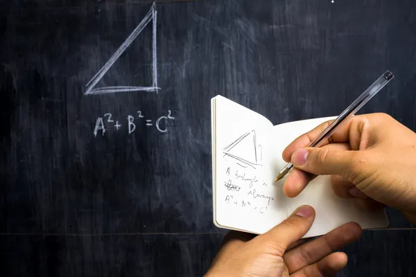 Homem tomando notas do teorema da matemática no quadro negro — Fotografia de Stock