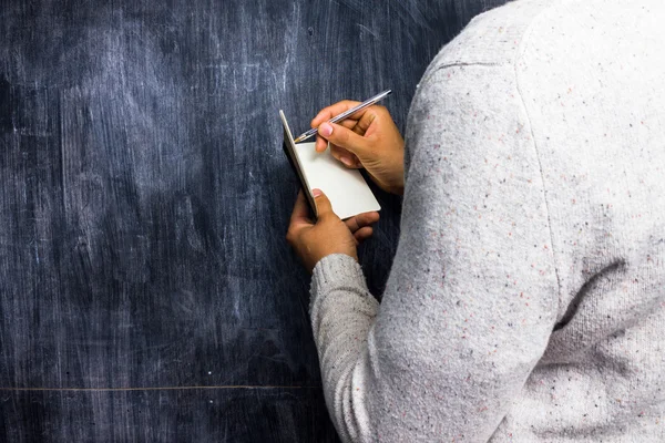 Hombre tomando notas por pizarra —  Fotos de Stock