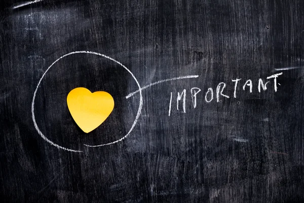 Heart shaped note on blackboard circled — Stock Photo, Image