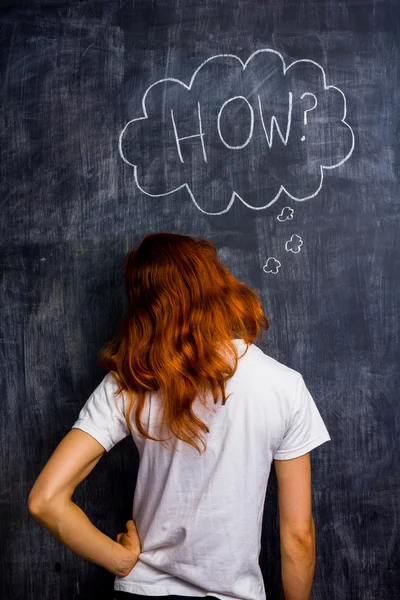 Mulher ruiva perguntando como — Fotografia de Stock