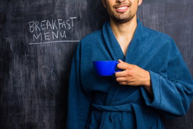 blackboard kahvaltı menüsünde yanındaki elbise içinde adam