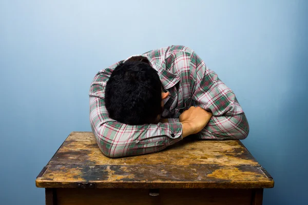 Man sleeping at desk — Stock Photo, Image