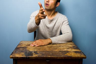 adam silah jest yaparak masada