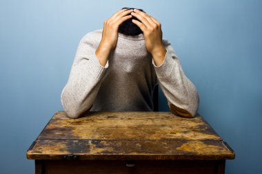 genç adam onun jumper gizleme