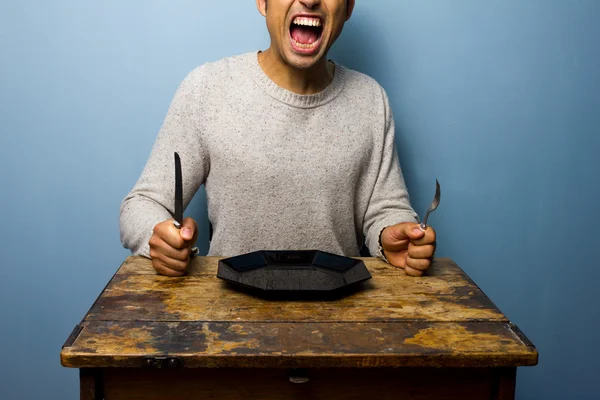 Jovem faminto está gritando por seu jantar — Fotografia de Stock