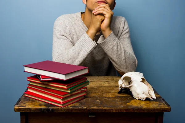 Estudante está cotemplando a vida — Fotografia de Stock