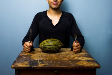 kavun yemek için sağlıklı genç adam