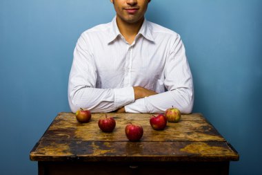 beş elma ok içinde düzenlenmiş olan adam