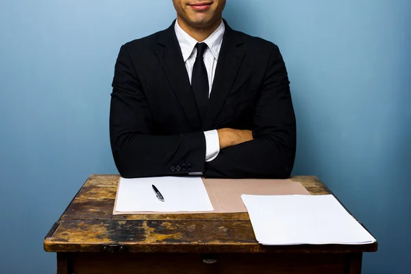 Un uomo d'affari felice ha appena firmato un accordo importante — Foto Stock