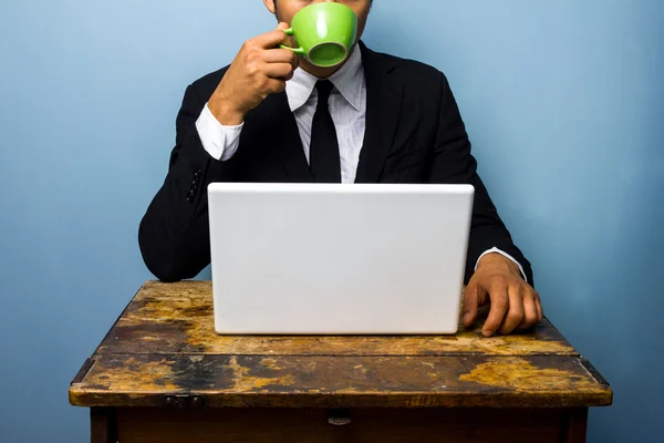 Empresário está trabalhando no café enquanto toma café — Fotografia de Stock