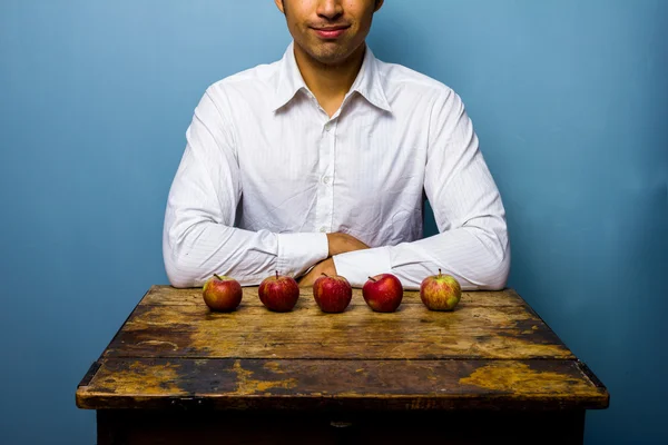 Hombre con cinco manzanas —  Fotos de Stock