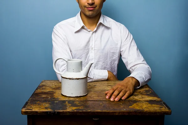 Mann mit weißer Teekanne — Stockfoto