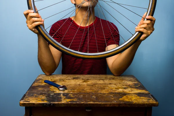 Homem que fixa o pneu de bicicleta — Fotografia de Stock