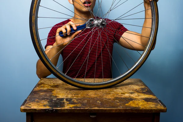 Чоловік фіксує велосипедну шину — стокове фото
