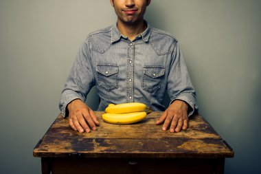 salkım muzu eski masasındaki adamla