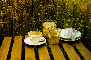Kahvaltıdan sonra güneşli bir günde dışarıda