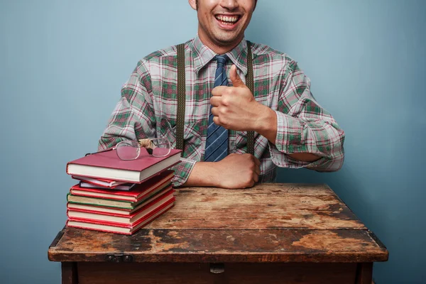 Geek hombre dando pulgares hacia arriba — Foto de Stock