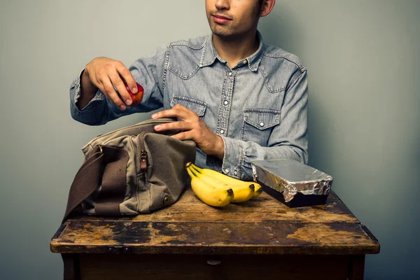 男の古い机で彼の昼食の準備 — ストック写真