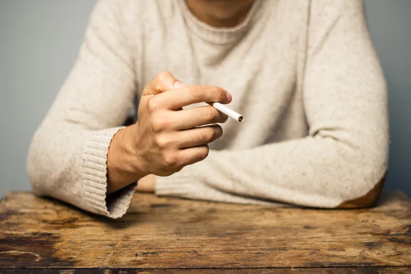 Man roken aan tafel — Stockfoto