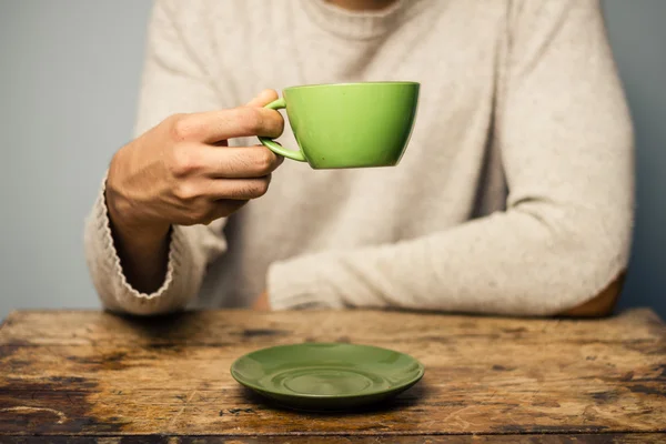 Man dricka från cup — Stockfoto