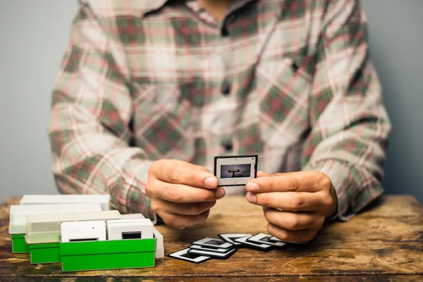 O homem a olhar para os seus velhos slides — Fotografia de Stock