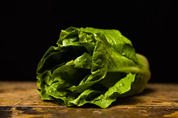 Cos lettuce on wooden table — Stock Photo, Image