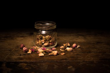 kurutulmuş gül goncası