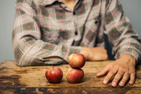Человек и три яблока — стоковое фото